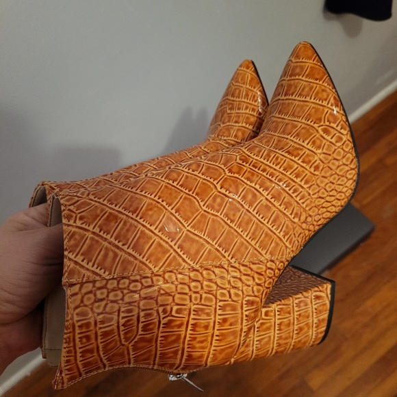 Vince Camuto Benedie Patent Leather Ankle Booties , brand new  Size 6.5 - Picture 3 of 7